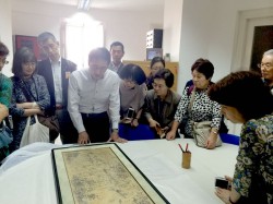 Los participantes observan la carta de Date Masamune en el Archivo municipal de Sevilla